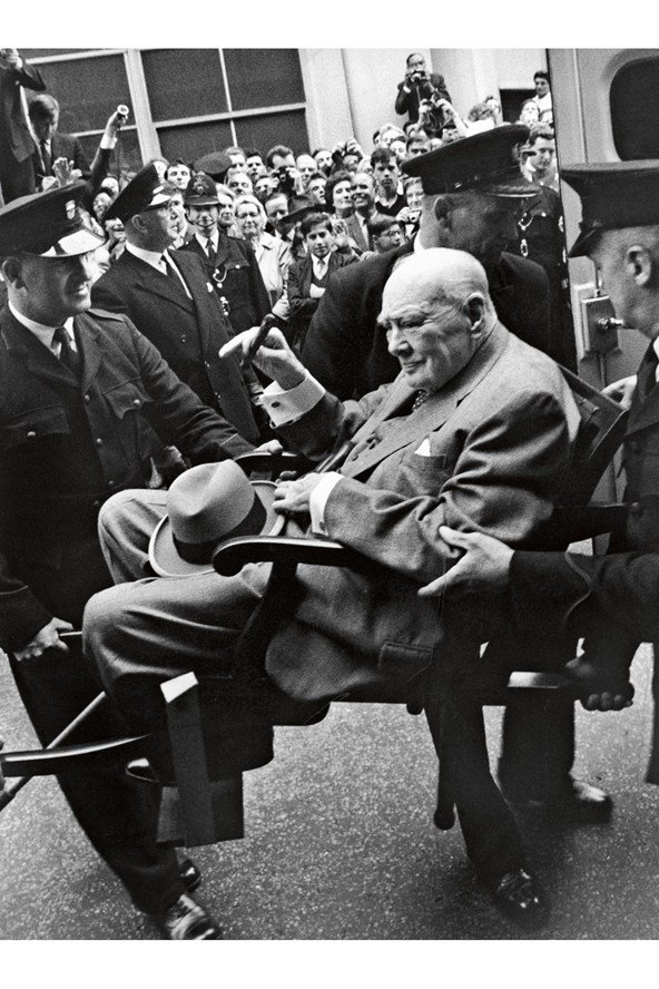 Sir Winston Churchill távozóban a kórházból, 1962