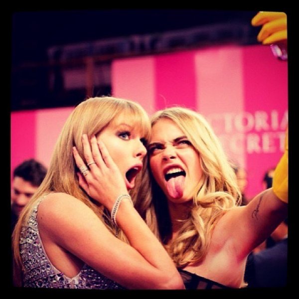 Cara és Taylor Swift, ahogy selfiet készít magáról