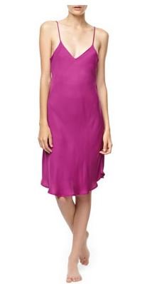 lila szatén hálóing