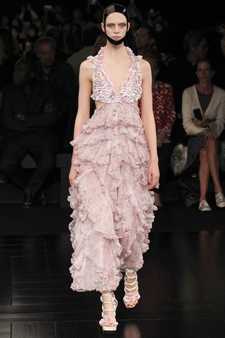 alexander-mcqueen-rtw-ss2015-runway-emma-stone