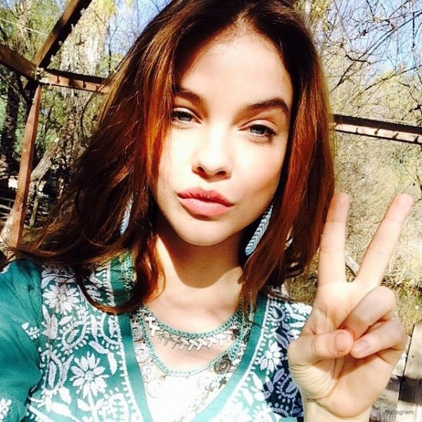 Palvin Barbi és a béke jele