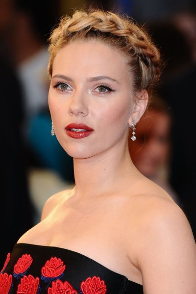 Scarlett Johansson rendezett, szigorú kontyot visel