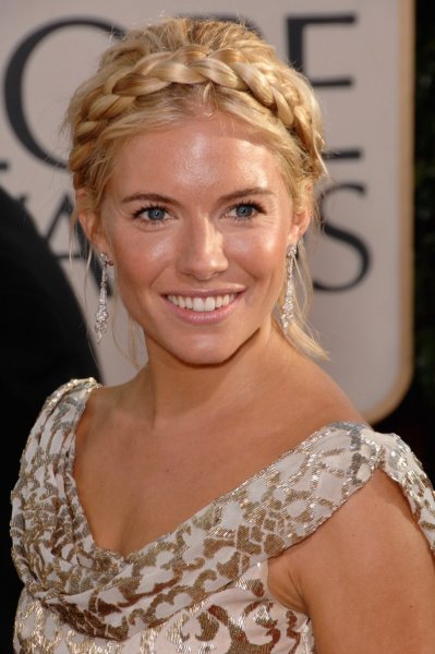 Sienna Miller a Scarlett Johansonéhoz hasonló frizurát választotta, kicsit szélfútta változatban