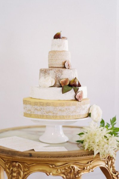 Sajt torta - de tényleg, igazi sajtokat raknak egymásra, azoknak akik nem kedvelik az édeset