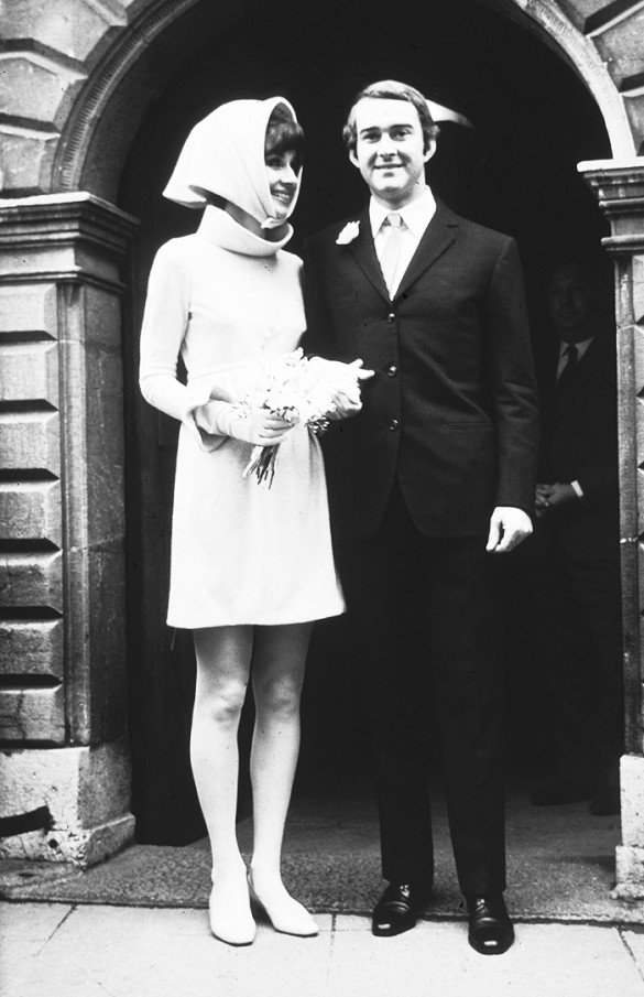 Audrey Hepburn 1969-ben ment férjhez Andrea Dottihoz egy halvány mini ruhában, kiegészítőként kendőt választott
