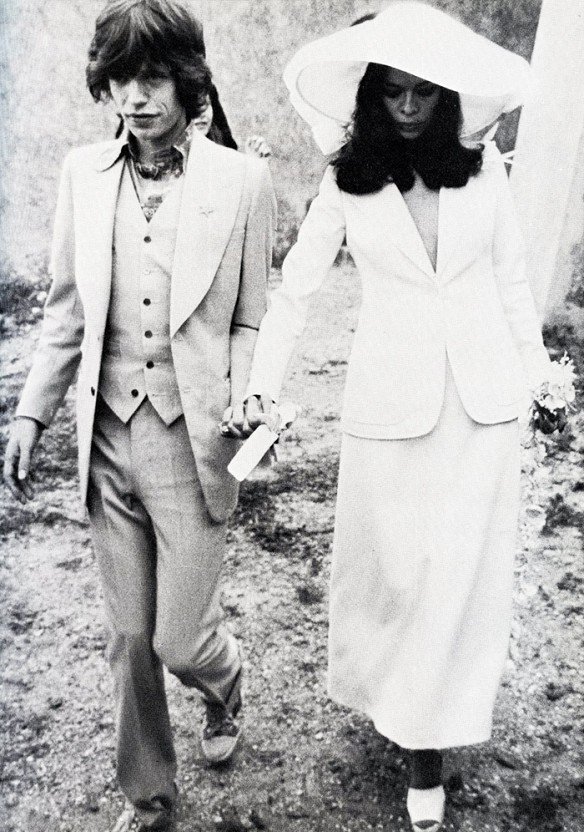 Bianca Jagger férjéhez öltözött ezzel a fehér kösztümmel