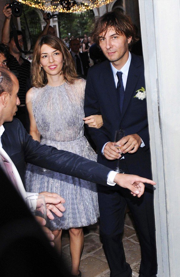 Sofia Coppola - olaszos hangulatú esküvőjére ezt a lilás színű Azzedine Alaïa ruhát választotta