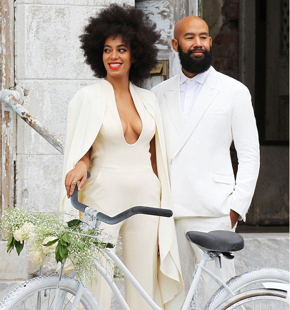 Solange Knowles - virággal díszített kerékpár és elefántcsontszín overall.