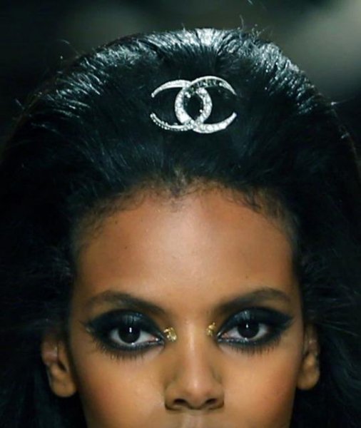 Félhold alakú tiara