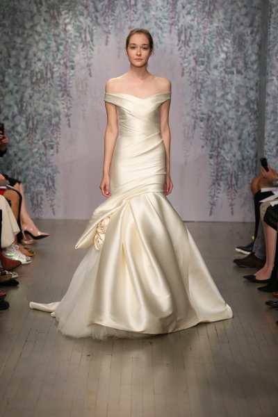 06-monique-lhullier-fall-2016-bridal