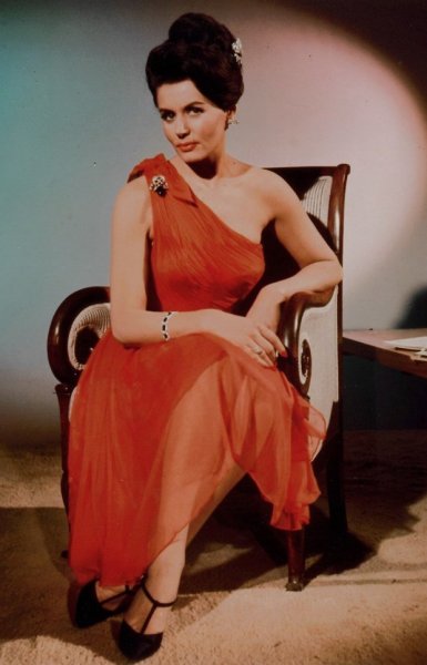 01 Eunice Gayson mint Sylvia Trench