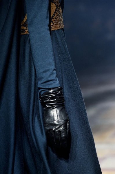 Bőrkesztyű a Lanvin kifutóján